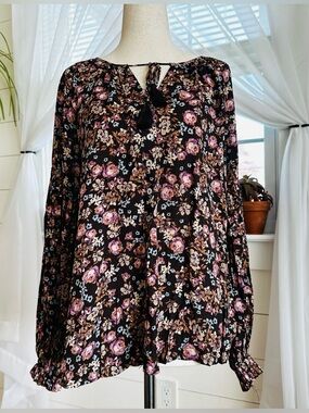 VICI Boho floral peasant button down blouse, tie closure neckline. NWT
Small